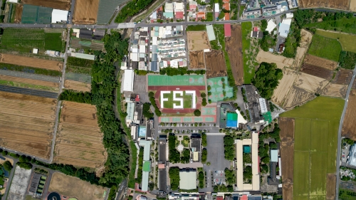 空拍機從五百公尺高處拍正心中學FS7排字