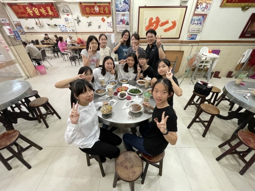 帶隊老師與學生合影