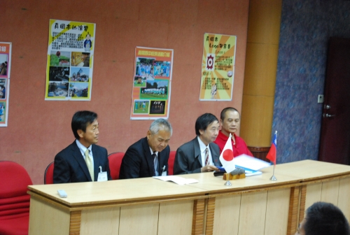 左起那花幸雄會長,仁平茂夫校長,丁振源校長,林錦藤會長